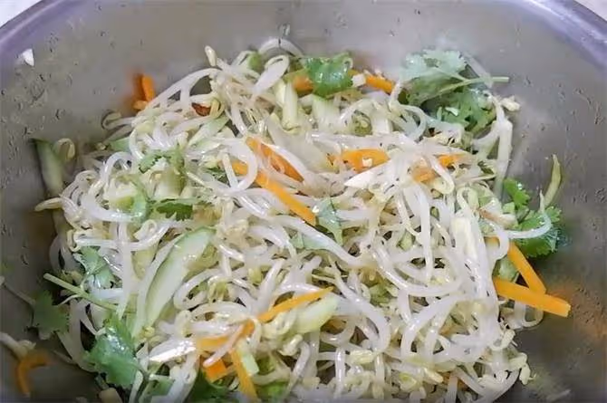 熗拌豆芽怎樣做才好吃?試試這個家常做法,豆芽脆嫩,酸辣爽口