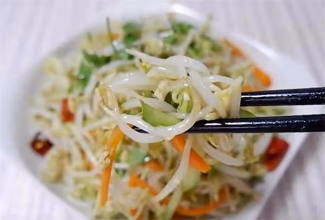 熗拌豆芽怎樣做才好吃?試試這個家常做法,豆芽脆嫩,酸辣爽口