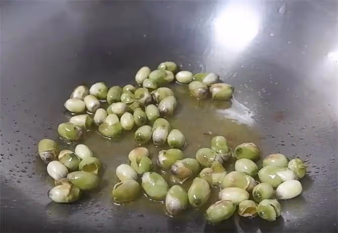 沒想到蓮蓬子也這麼好吃,每一口都爆開,香甜酥脆,吃起來真不錯