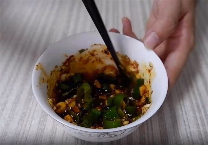 這才是鮮蘑最好吃的做法，簡單一拌，鮮香辣酸，好吃下飯真不錯