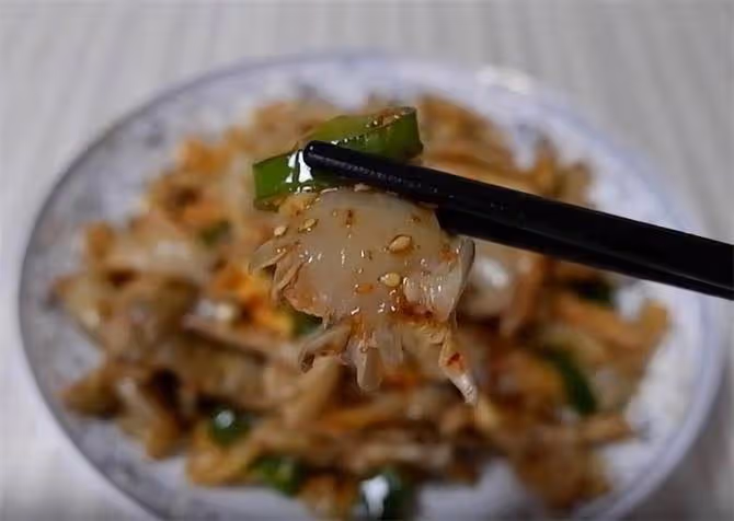 這才是鮮蘑最好吃的做法，簡單一拌，鮮香辣酸，好吃下飯真不錯