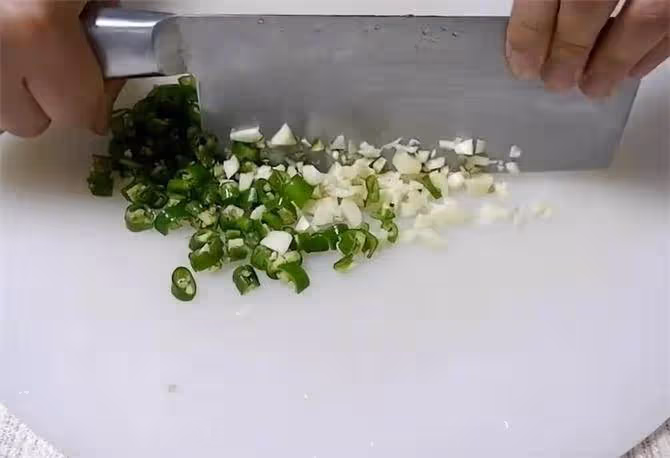 做茄子到底去不去皮?那要看怎麼做,這個做法去皮最好,非常下飯