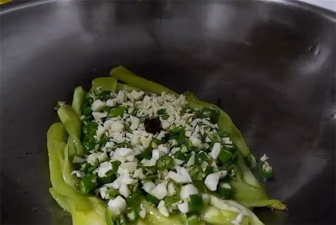 做茄子到底去不去皮?那要看怎麼做,這個做法去皮最好,非常下飯
