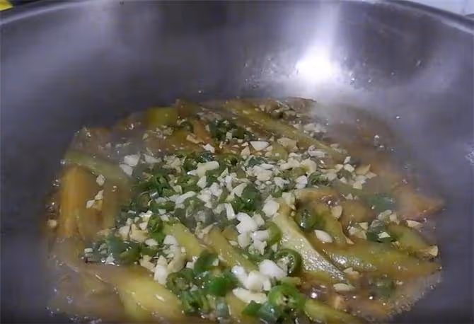 做茄子到底去不去皮?那要看怎麼做,這個做法去皮最好,非常下飯