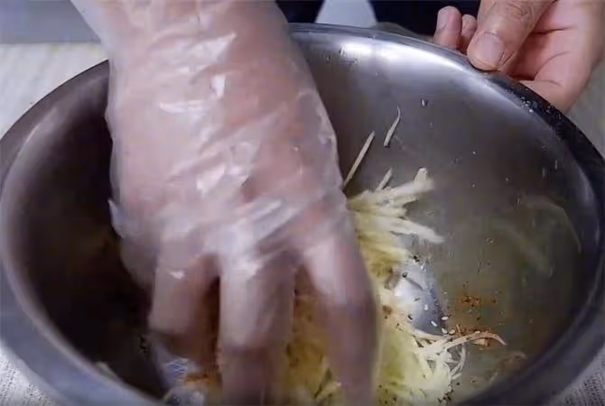 土豆絲不要炒了,這個做法更好吃,酥脆香辣,做飯店招牌菜都可以