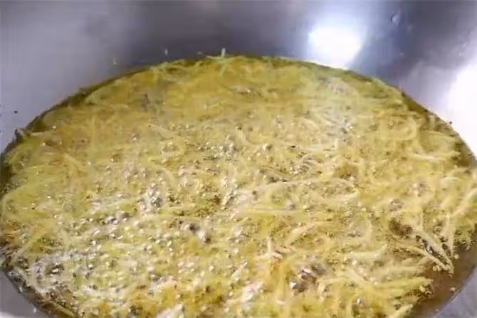 土豆絲不要炒了,這個做法更好吃,酥脆香辣,做飯店招牌菜都可以
