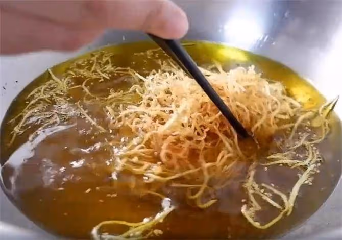 土豆絲不要炒了,這個做法更好吃,酥脆香辣,做飯店招牌菜都可以