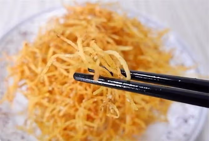 土豆絲不要炒了,這個做法更好吃,酥脆香辣,做飯店招牌菜都可以