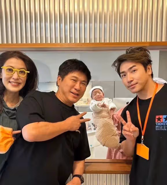 歐弟發文官宣三胎得女,今年五月份戀情曝光,曾哭慘賣豪車養孩子