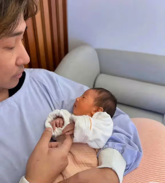 歐弟發文官宣三胎得女,今年五月份戀情曝光,曾哭慘賣豪車養孩子