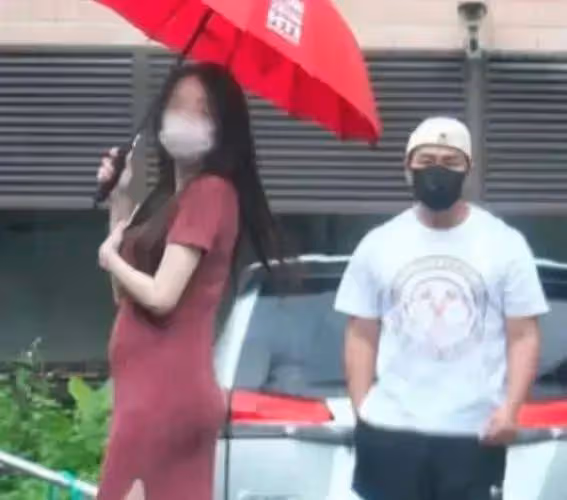 歐弟發文官宣三胎得女,今年五月份戀情曝光,曾哭慘賣豪車養孩子