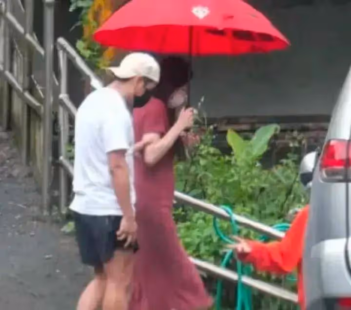 歐弟發文官宣三胎得女,今年五月份戀情曝光,曾哭慘賣豪車養孩子