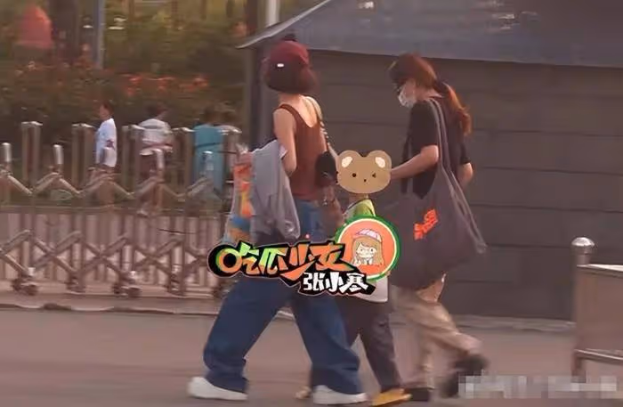 趙麗穎開百萬豪車帶娃逛公園,陪兒子想想一起鏟沙子,席地而坐接地氣