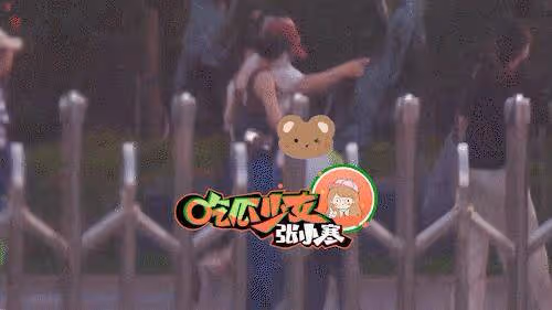 趙麗穎開百萬豪車帶娃逛公園,陪兒子想想一起鏟沙子,席地而坐接地氣