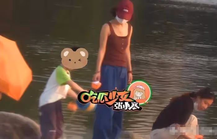 趙麗穎開百萬豪車帶娃逛公園,陪兒子想想一起鏟沙子,席地而坐接地氣