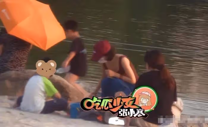 趙麗穎開百萬豪車帶娃逛公園,陪兒子想想一起鏟沙子,席地而坐接地氣