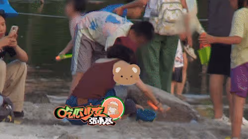 趙麗穎開百萬豪車帶娃逛公園,陪兒子想想一起鏟沙子,席地而坐接地氣