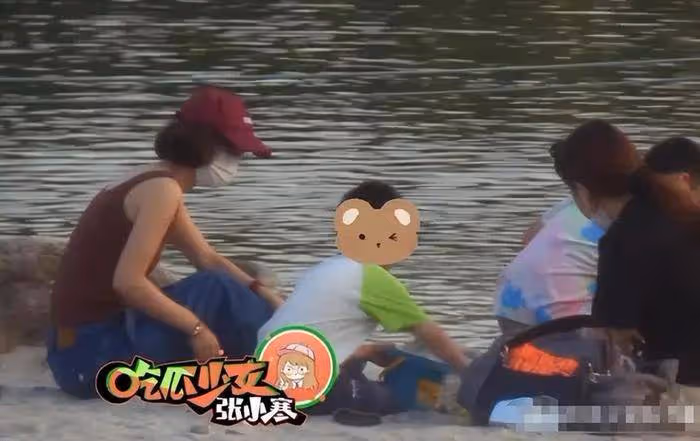 趙麗穎開百萬豪車帶娃逛公園,陪兒子想想一起鏟沙子,席地而坐接地氣