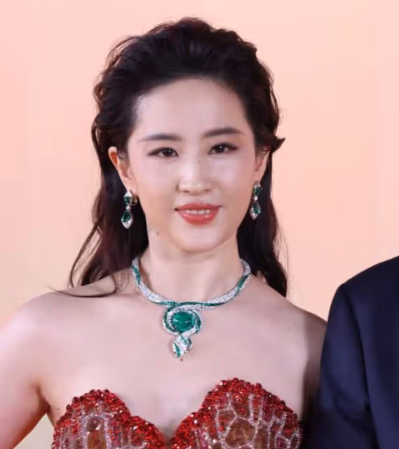 看了劉亦菲生圖就不焦慮了!富態頸紋雙下巴,仙女也靠修圖輸出