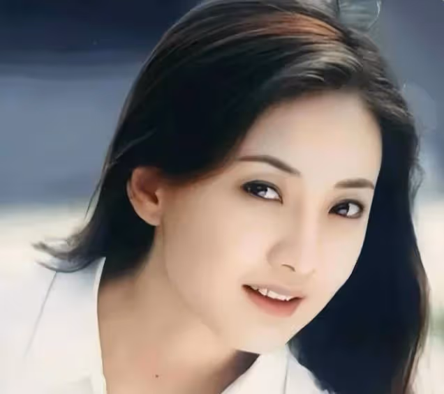 52歲牛莉疑醫美過度認不出!滿臉僵硬無皺紋,和之前判若兩人
