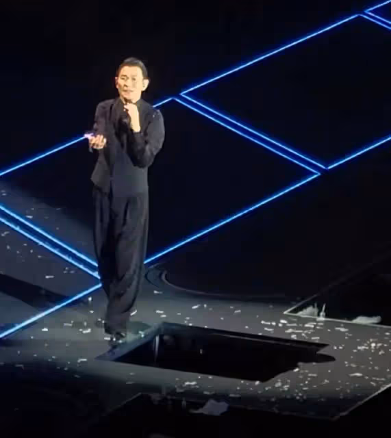劉德華演唱會再現驚險一幕,一腳踩空差點跌落讓人揪心,太危險