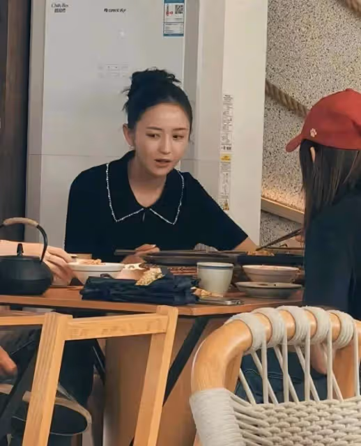 網友吃飯偶遇佟麗婭,素顏現身真實顏值曝光,本人很耐看