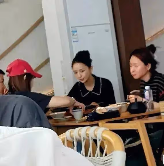 網友吃飯偶遇佟麗婭,素顏現身真實顏值曝光,本人很耐看