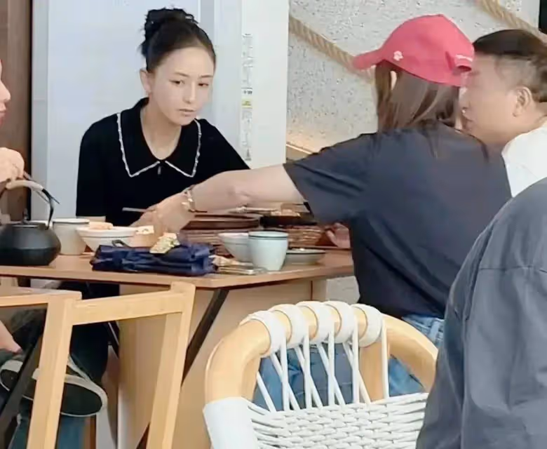 網友吃飯偶遇佟麗婭,素顏現身真實顏值曝光,本人很耐看