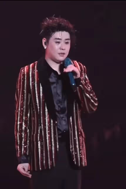 32歲相聲演員張雲雷近照曝光,面相圓潤身形臃腫,撞臉師弟岳雲鵬