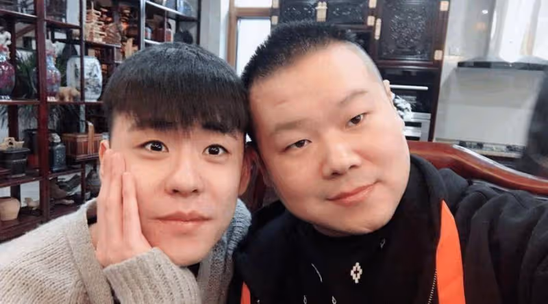 32歲相聲演員張雲雷近照曝光,面相圓潤身形臃腫,撞臉師弟岳雲鵬