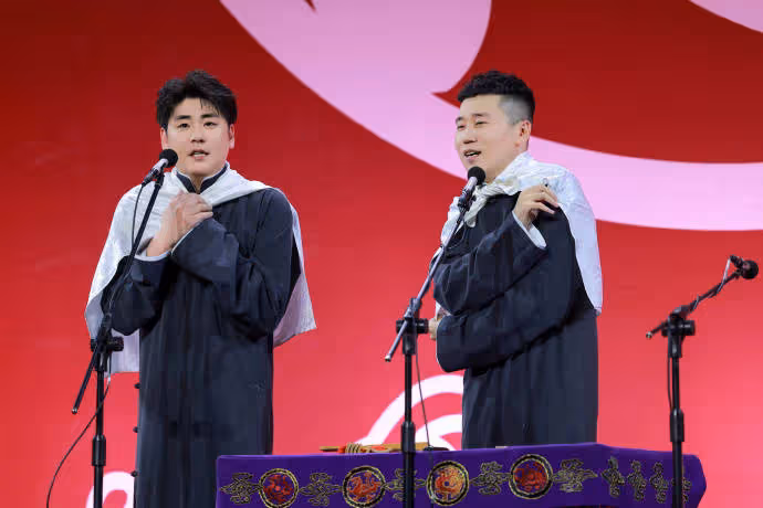 32歲相聲演員張雲雷近照曝光,面相圓潤身形臃腫,撞臉師弟岳雲鵬