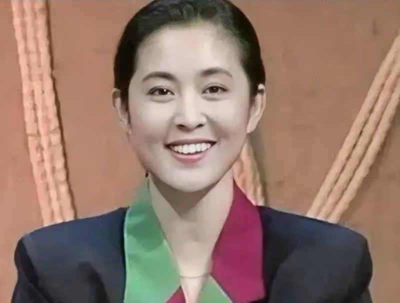 倪萍科技美後顏值大回春!穿卡通T恤拍大片,65歲嫩似25歲小姑娘