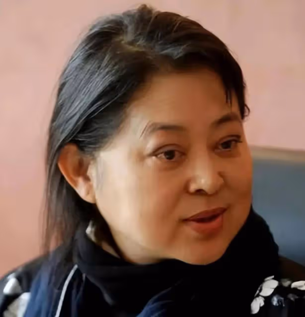 倪萍科技美後顏值大回春!穿卡通T恤拍大片,65歲嫩似25歲小姑娘