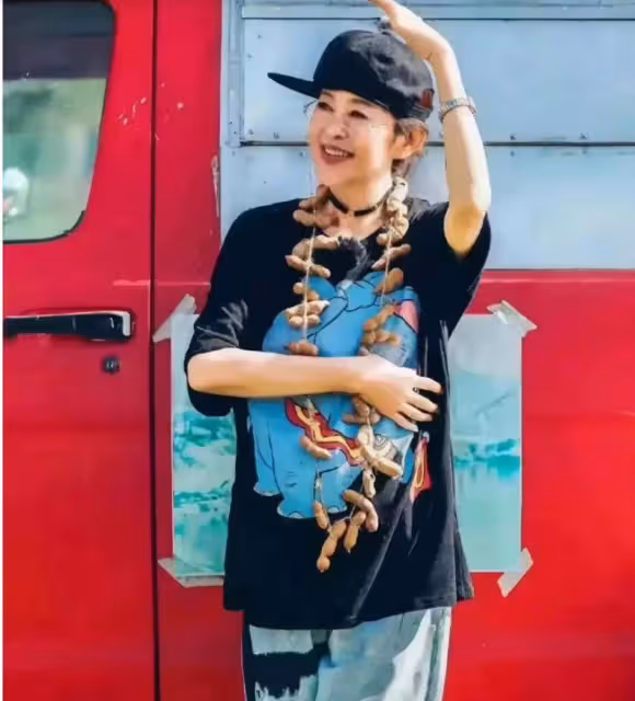 倪萍科技美後顏值大回春!穿卡通T恤拍大片,65歲嫩似25歲小姑娘