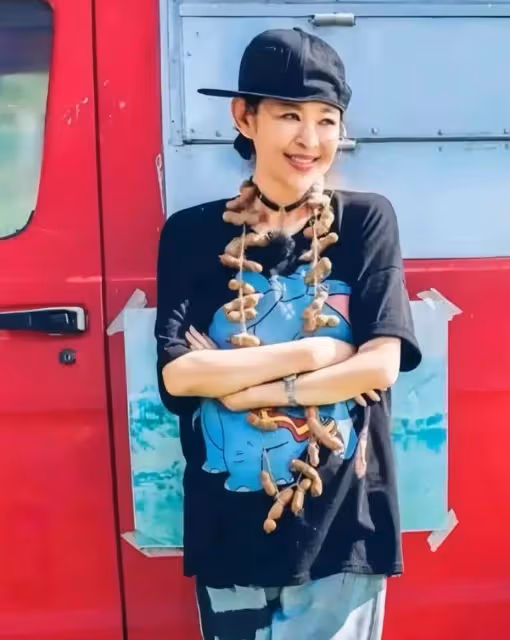 倪萍科技美後顏值大回春!穿卡通T恤拍大片,65歲嫩似25歲小姑娘
