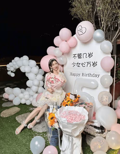 翁虹55歲生日96歲餅印爸爸驚喜現身，父女共用一張臉，全家顏值高