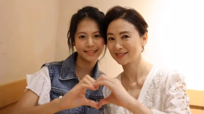 翁虹55歲生日96歲餅印爸爸驚喜現身，父女共用一張臉，全家顏值高