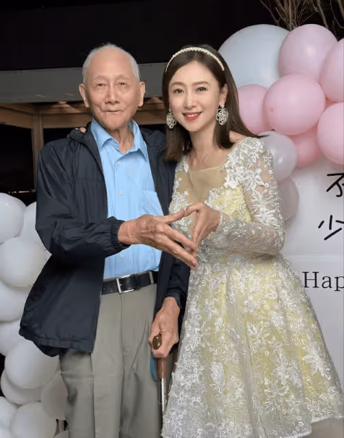 翁虹55歲生日96歲餅印爸爸驚喜現身，父女共用一張臉，全家顏值高