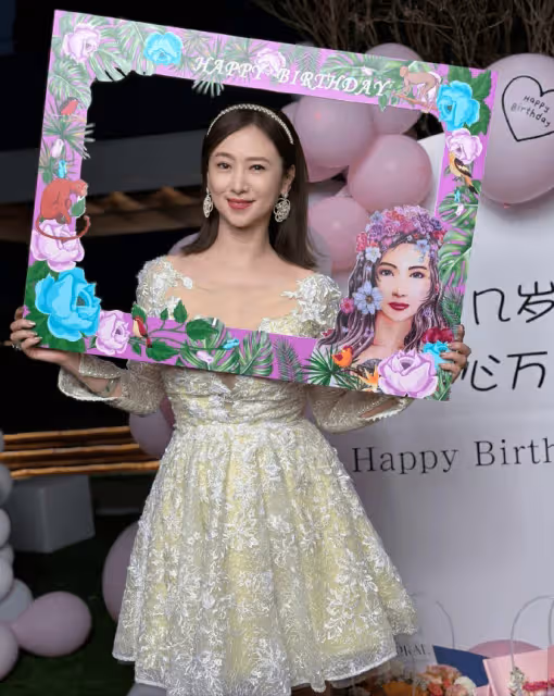翁虹55歲生日96歲餅印爸爸驚喜現身，父女共用一張臉，全家顏值高