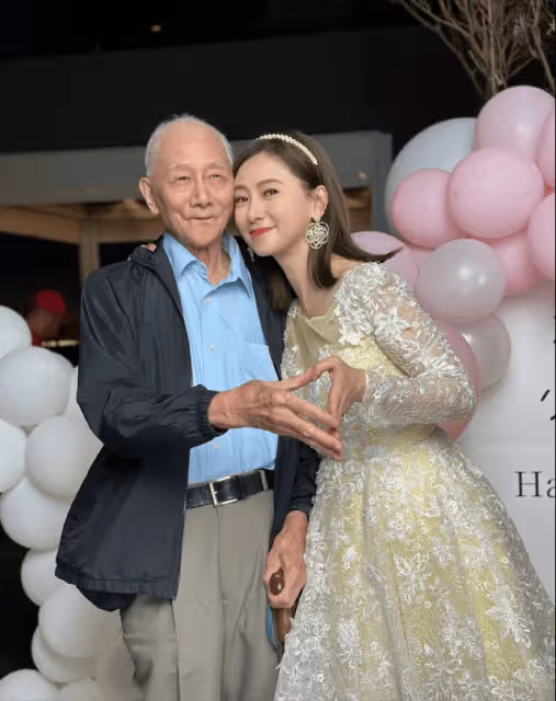 翁虹55歲生日96歲餅印爸爸驚喜現身，父女共用一張臉，全家顏值高