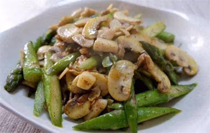 蘆筍和口菇這樣炒,加對調料,鮮香嫩,好吃下飯,素菜也過癮