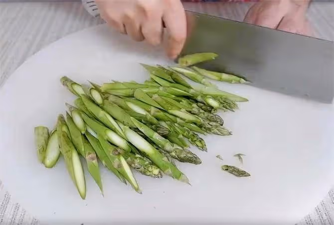 蘆筍和口菇這樣炒,加對調料,鮮香嫩,好吃下飯,素菜也過癮