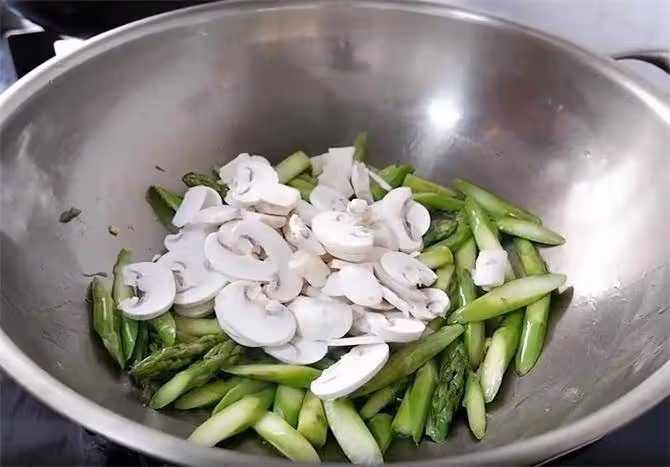 蘆筍和口菇這樣炒,加對調料,鮮香嫩,好吃下飯,素菜也過癮
