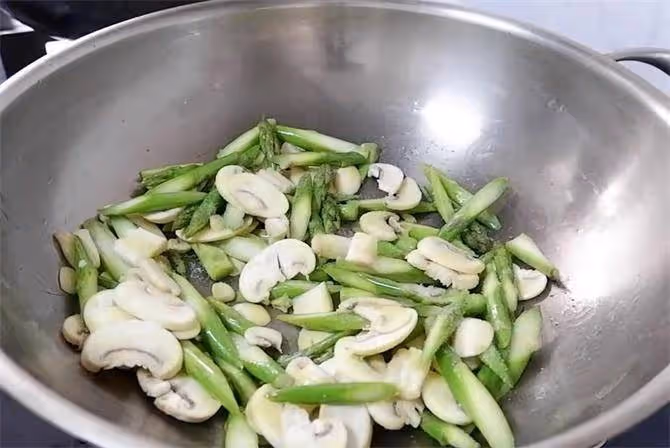 蘆筍和口菇這樣炒,加對調料,鮮香嫩,好吃下飯,素菜也過癮