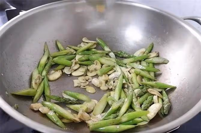 蘆筍和口菇這樣炒,加對調料,鮮香嫩,好吃下飯,素菜也過癮