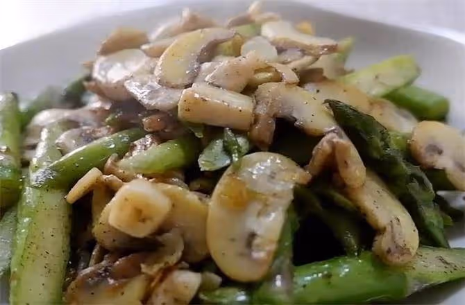 蘆筍和口菇這樣炒,加對調料,鮮香嫩,好吃下飯,素菜也過癮