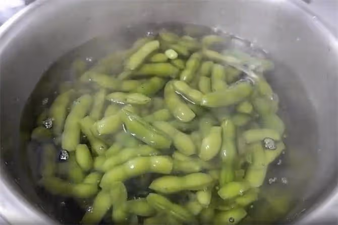 又到了吃毛豆的時候,做個不一樣的涼拌毛豆,酸辣鮮香,超好吃