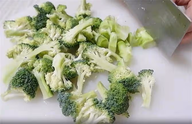 西蘭花不要光炒著吃了,試試這樣做,酸辣嫩爽,秋天吃正合適