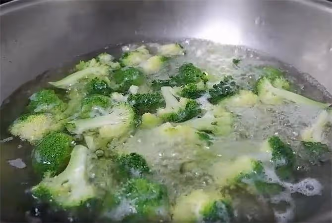 西蘭花不要光炒著吃了,試試這樣做,酸辣嫩爽,秋天吃正合適