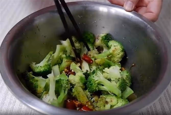 西蘭花不要光炒著吃了,試試這樣做,酸辣嫩爽,秋天吃正合適